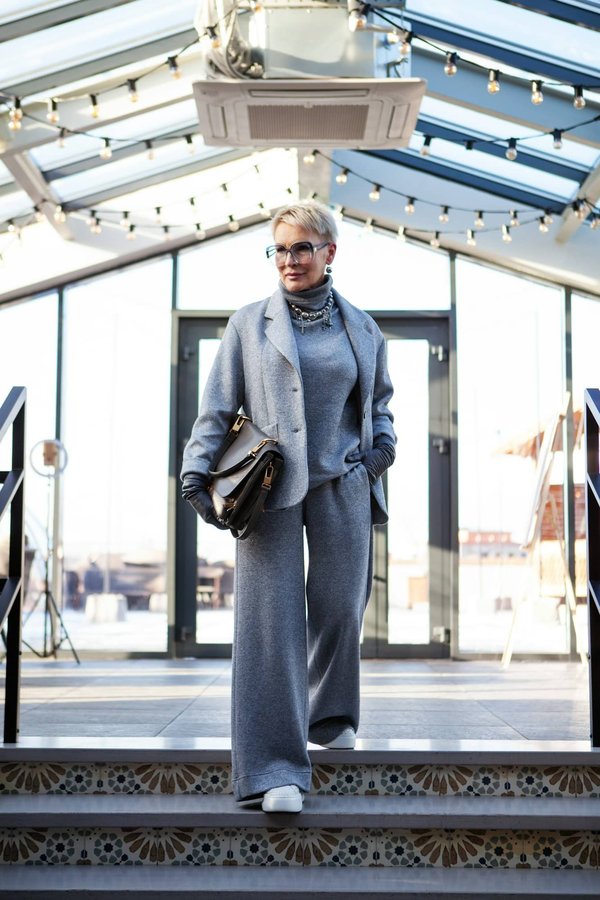 What's the Best Way to Accessorize a Shift Dress with a Scarf for a Chic Office Ensemble?